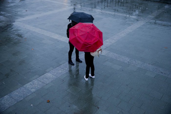 Ilustračný obrázok k článku Bez dáždnika von radšej nevychádzajte. Meteorológovia vydali výstrahu prvého stupňa pred dažďom