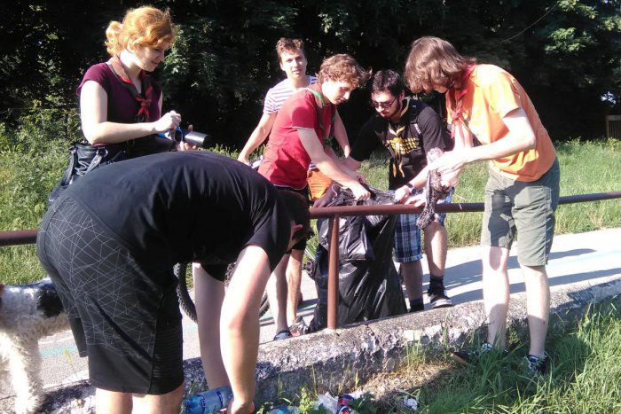 Ilustračný obrázok k článku Cyklotrasa pri rieke opäť bez smetných nádob: Skauti odniesli vrecia plné odpadu!