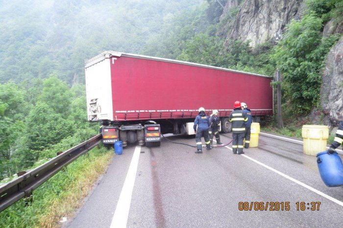 Ilustračný obrázok k článku Búračka odstavila premávku na Strečne: Kamión narazil do zvodidiel FOTO