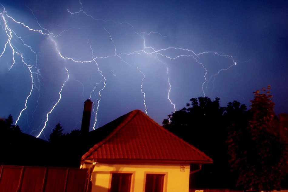 Ilustračný obrázok k článku Namakané FOTKY nočnej búrky pri Moravciach: Ivan nacvakal zábery, ktoré berú dych