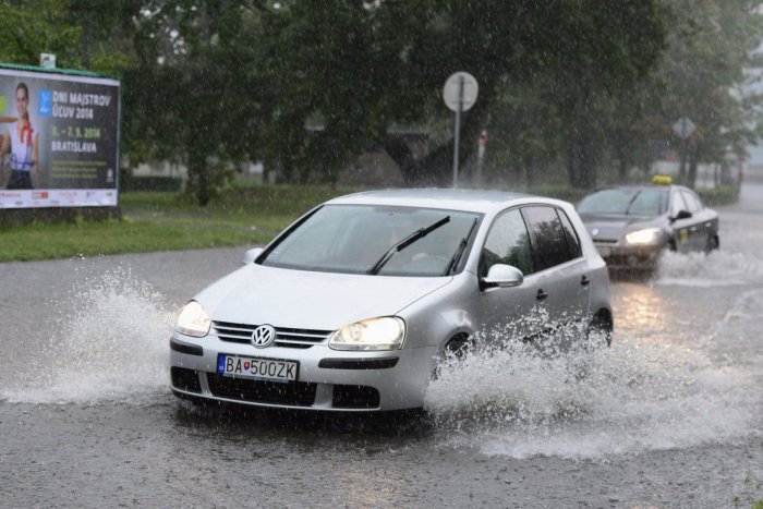 Ilustračný obrázok k článku Zlatomoravecký okres vystríhajú pred veľkou vodou: Hrozí nám povodeň z trvalého dažďa!