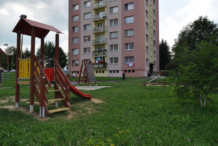 Ilustračný obrázok k článku Chýbajúci piesok, neporiadok a vysoká tráva: Detské ihriská v Moravciach sú podľa ľudí v zlom stave