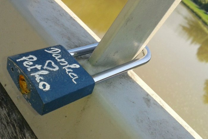 Ilustračný obrázok k článku Chrenovský most patrí zaľúbencom: Svoju lásku ukryli do zámkov