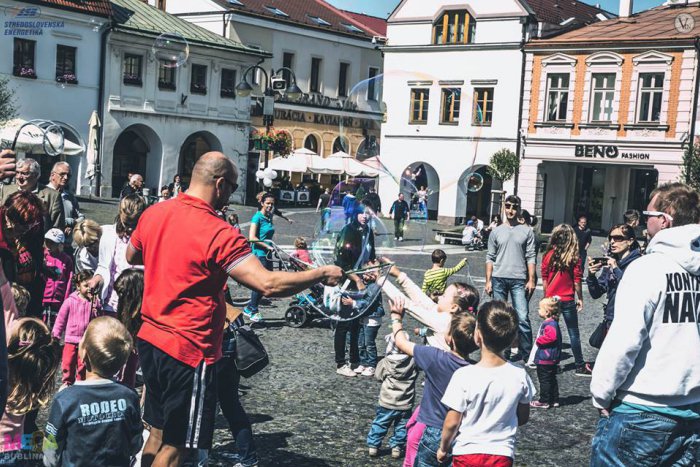 Ilustračný obrázok k článku Nápad, ktorý nemá chybu a spríjemní dianie v našich uliciach: Žilinčanom nad hlavy vzlietne množstvo bublín