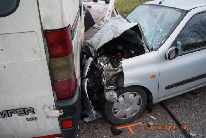 Ilustračný obrázok k článku Mladík (20) na Renaulte prešiel do protismeru: Náraz do Citroenu odhodil obe autá