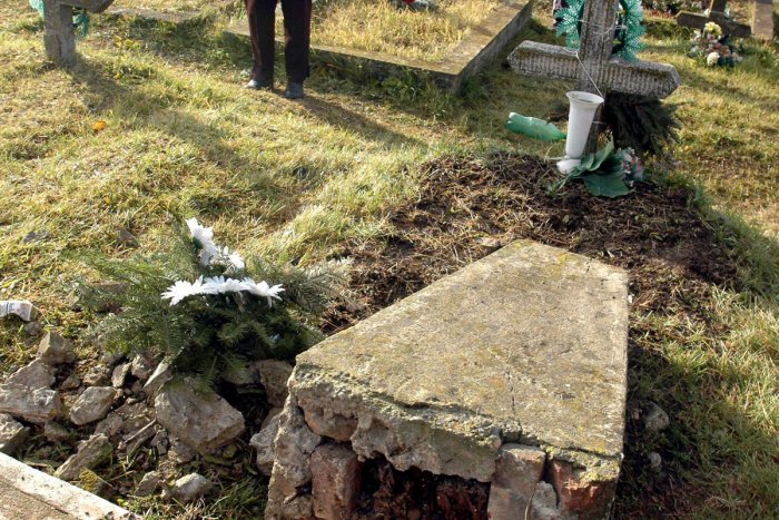 Ilustračný obrázok k článku Opitá žena vyčíňala na cintoríne. Zdemolovala náhrobný kameň a na iný hrob sa vymočila