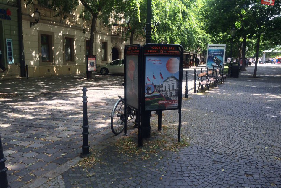 Ilustračný obrázok k článku Hviezdoslavovo námestie je už bez sedemnástich reklamných trojnožiek. Desiatky však ešte čakajú na rozhodnutie