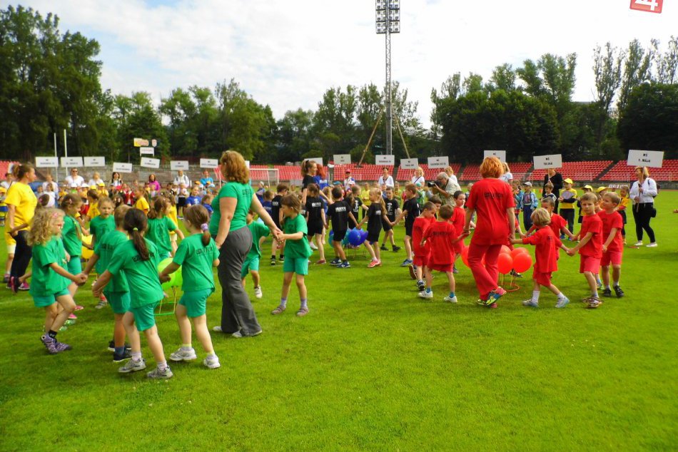 Ilustračný obrázok k článku Mesto hostilo olympiádu s dvadsaťročnou tradíciou: Najmenší Bystričania vytvorili živé olympijské kruhy FOTO