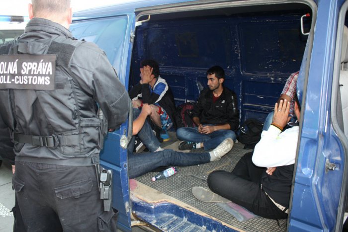 Ilustračný obrázok k článku Dodávka s 20 utečencami na hranici, naháňačka s prevádzačom: Migranti eskortovaní na cudzineckú políciu do Zámkov