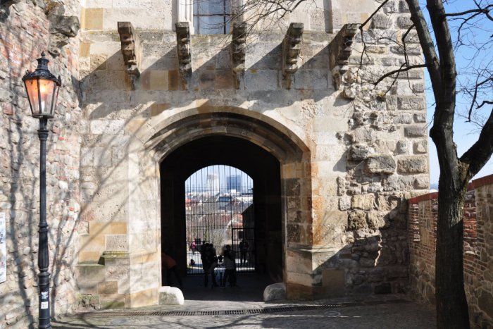 Ilustračný obrázok k článku OBRAZOM: Pri nakrúcaní sme si uvedomili, aký máme prekrásny vstup na Bratislavský hrad