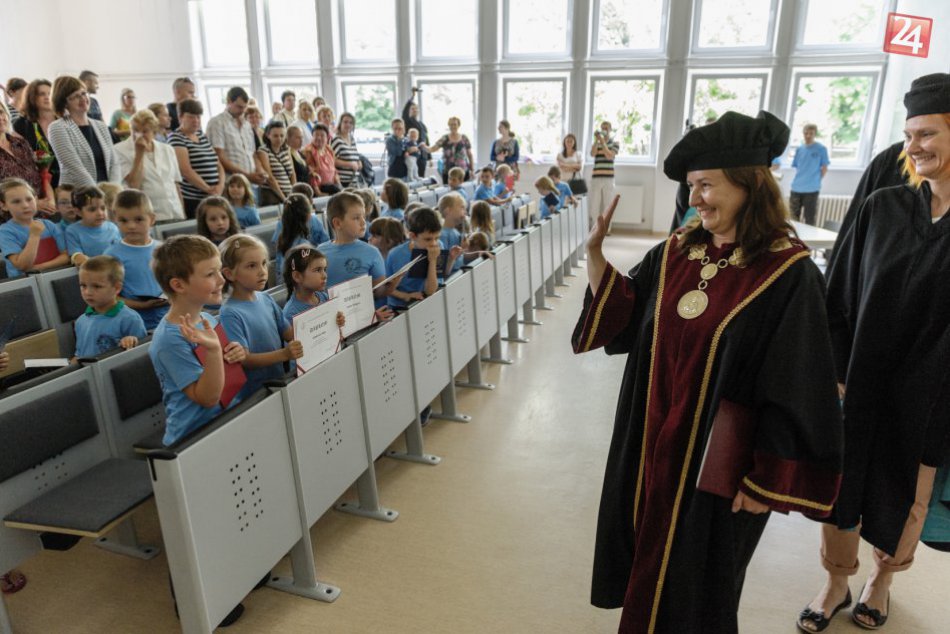 Ilustračný obrázok k článku Slávnosť ako pre dospelákov: 45 škôlkarov si vychutnalo štátnice a promócie