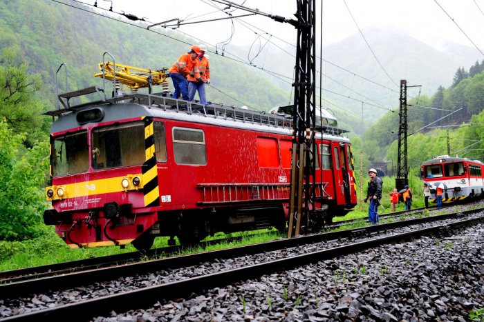 Ilustračný obrázok k článku Pri Žiline treba počítať s výlukami vlakov: Na týchto úsekoch sa odvezieme autobusom