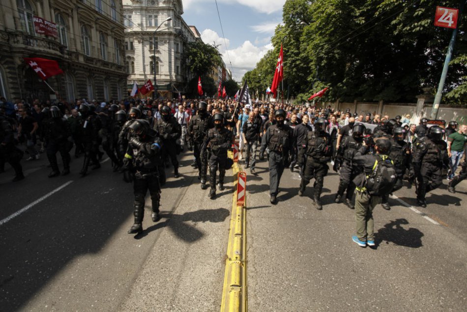 Ilustračný obrázok k článku Bratislavu a Malacky čakajú dnes viaceré protesty. Polícia prijala viaceré bezpečnostné opatrenia