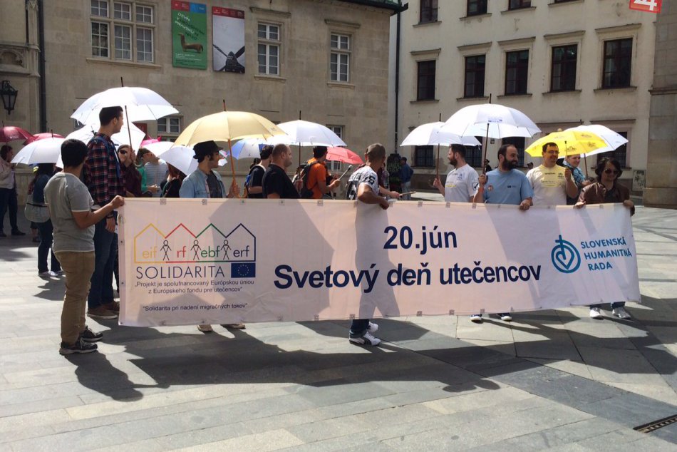 Ilustračný obrázok k článku Svetový deň utečencov si v Bratislave pripomenuli Dáždnikovým pochodom FOTO+VIDEO