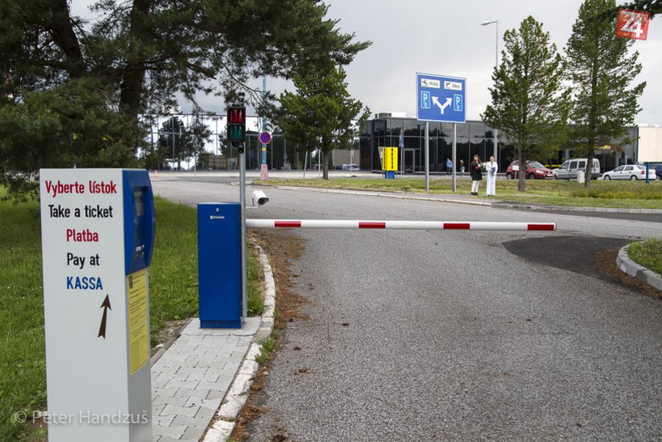 Ilustračný obrázok k článku Parkovanie na letisku za 1 euro, áno alebo nie? Vedenie zmeny nechystá, dovolenkárom sa to oplatí
