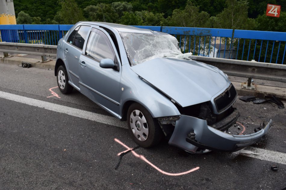 Ilustračný obrázok k článku Okamihy hrôzy medzi Bystricou a Donovalmi: Vodič škodovky narazil v protismere do železničného mostu