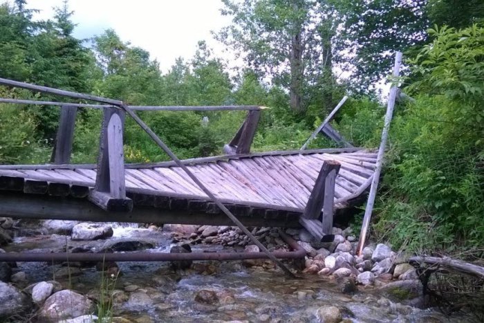 Ilustračný obrázok k článku Po tomto moste neprejdete. Úsek chodníka z Tatranských Matliarov k Bielemu plesu je uzavretý
