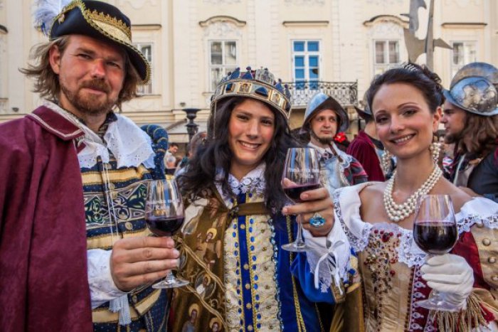 Ilustračný obrázok k článku Niečo pre milovníkov vína! Na Korunovačných slávnostiach v Bratislave potečie z fontány frankovka