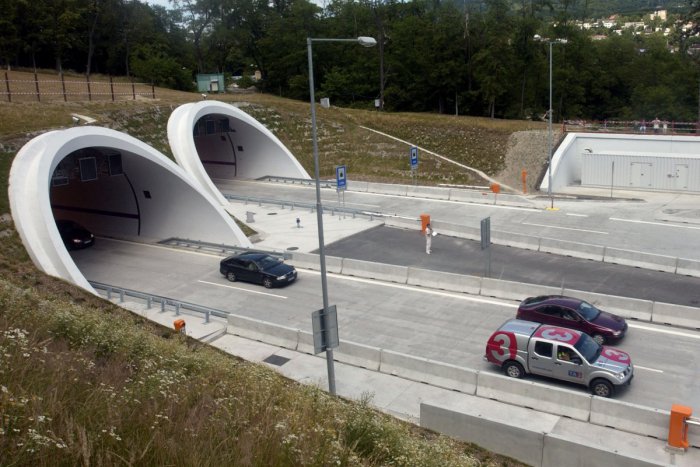 Ilustračný obrázok k článku Pozor na ďalšie obmedzenia! Diaľničiari budú čistiť tunel Sitina a opravovať mostný záver