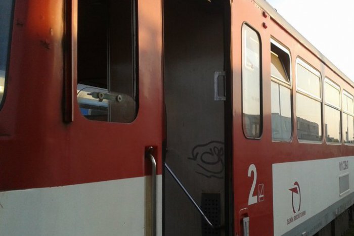 Ilustračný obrázok k článku Krik a rozbité sklo: Rozhnevaný cestujúci spravil z nákupu lístka na vlak kovbojku!