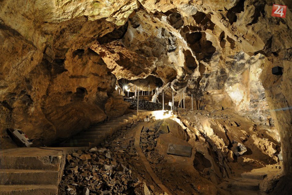 Ilustračný obrázok k článku Demänovskú jaskyňu po ôsmich mesiacoch znovu otvorili: Ľadová výzdoba je dostupná verejnosti