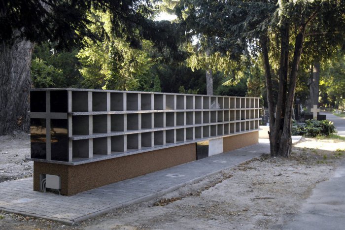 Ilustračný obrázok k článku Radnica chce využiť prázdny priestor: Na Bôrickom cintoríne vzniknú urnové steny