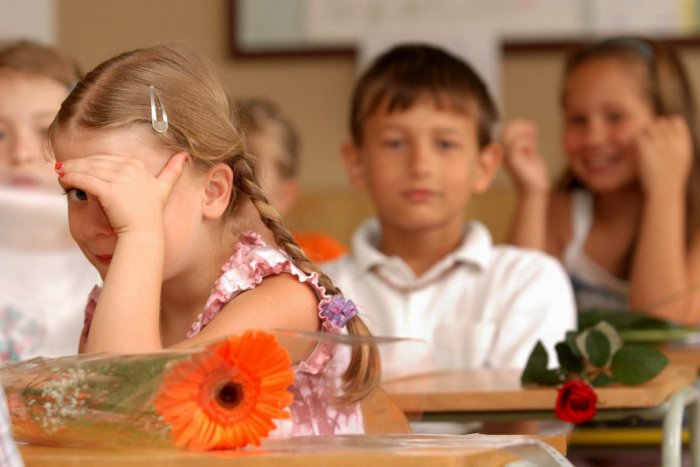 Ilustračný obrázok k článku Ruže, gerbery, slnečnice, ale aj hrnčeky s podobizňou dieťaťa. Čo si na záver školského roka domov nosia učitelia?