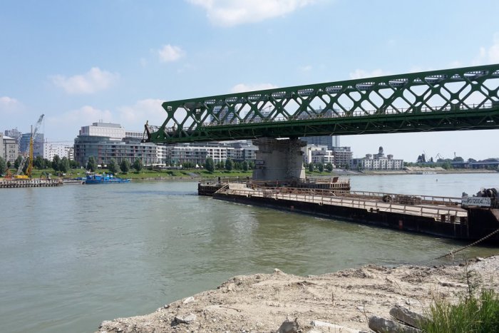 Ilustračný obrázok k článku Nový Starý most už siaha do polovice Dunaja. Štúrová ulica by mala byť prejazdná koncom októbra