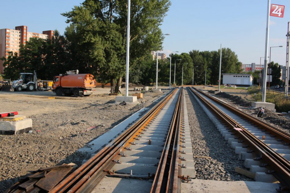 Ilustračný obrázok k článku OBRAZOM: Práce na výstavbe električkovej trate napredujú. Čo je nové na petržalskej strane?