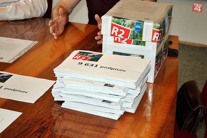 Ilustračný obrázok k článku Primátor Burdiga odovzdal vláde petíciu za výstavbu R2: Hádajte, koľko ľudí z okresu Rožňava sa pod ňu podpísalo