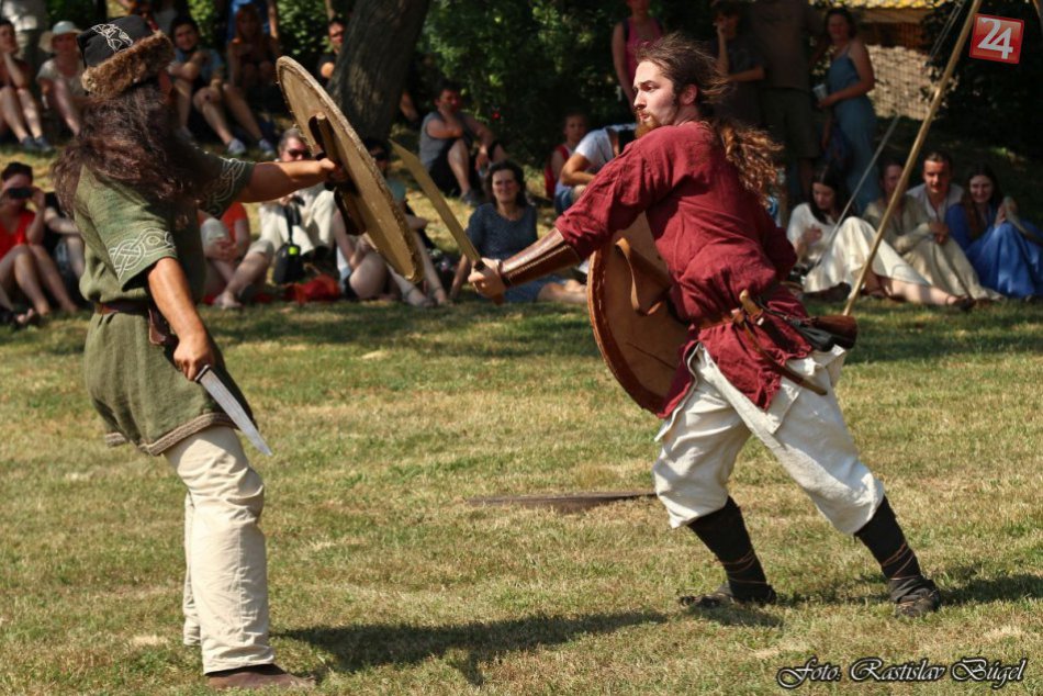 Ilustračný obrázok k článku Súboje bojovníkov a dobová kuchyňa: Nitrianske podhradie sa presunulo do včasného stredoveku