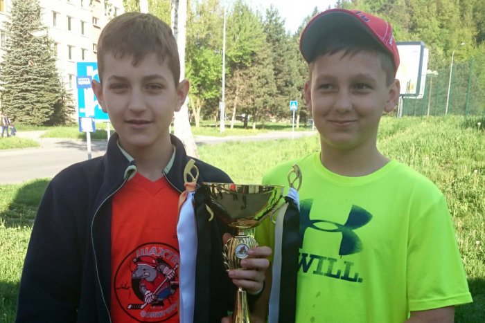 Ilustračný obrázok k článku Hokejové talenty Jakub (13) a Samo (12): Keď zrušili žiarsky ľad, nevzdali sme to!