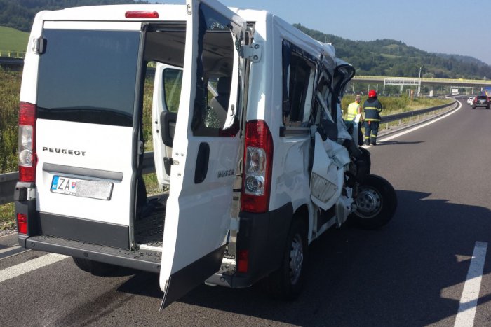 Ilustračný obrázok k článku Pri Žiline v akcii všetky záchranné zložky: Na diaľnici došlo k nehode dodávky a kamiónu