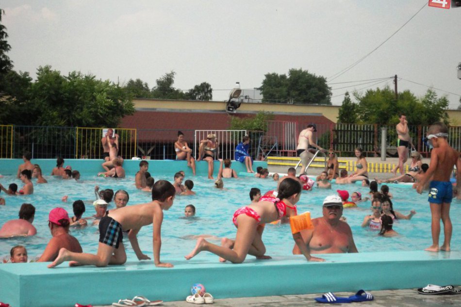 Ilustračný obrázok k článku FOTOREPORT z letného kúpaliska: Topoľčanci si užívajú tropické teplá vo veľkom!