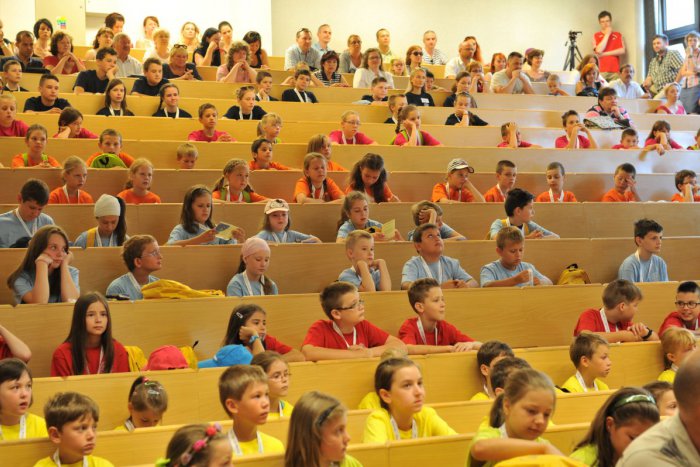 Ilustračný obrázok k článku Malí vedátori si preberú tituly: Vyše stovka detí absolvuje Žilinskú detskú univerzitu