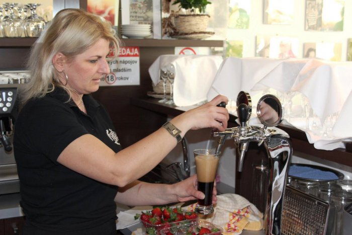 Ilustračný obrázok k článku Džob v Žiari na trvalý pracovný pomer: V kaviarni hľadajú šikovnú čašníčku!