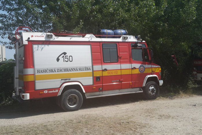 Ilustračný obrázok k článku Na Lomnickej v Prešove v akcii hasiči, došlo aj na vyrazenie dverí: Požiar na balkóne bytu!