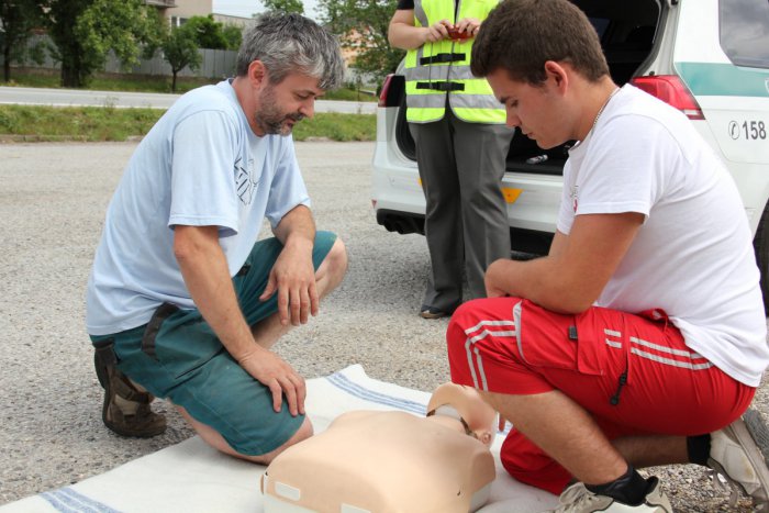 Ilustračný obrázok k článku Alarmujúce čísla z Rožňavy: Niektorí vodiči v aute stále nemajú autolekárničku a väčšina nevie poskytnúť prvú pomoc!
