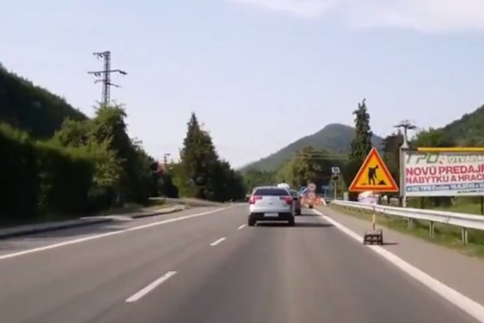 Ilustračný obrázok k článku Rekonštrukcia cesty Stará Kremnička - Kremnica: Pozrite si aktuálne VIDEO priamo spoza volantu