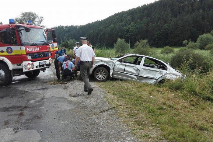Ilustračný obrázok k článku Šialená jazda takmer stála život dvoch mladíkov zo Spišskej: S autom vyleteli zo zákruty a skončili v rieke! FOTO z miesta