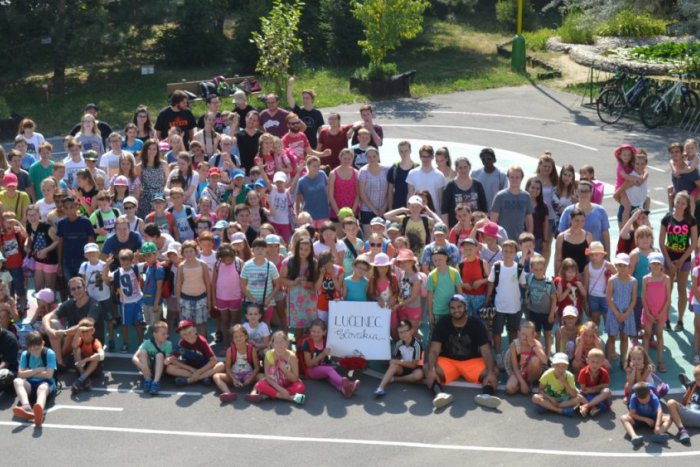 Ilustračný obrázok k článku Anglický konverzačný tábor zatvoril svoje brány: 175 detí sa lúčilo so slzami v očiach