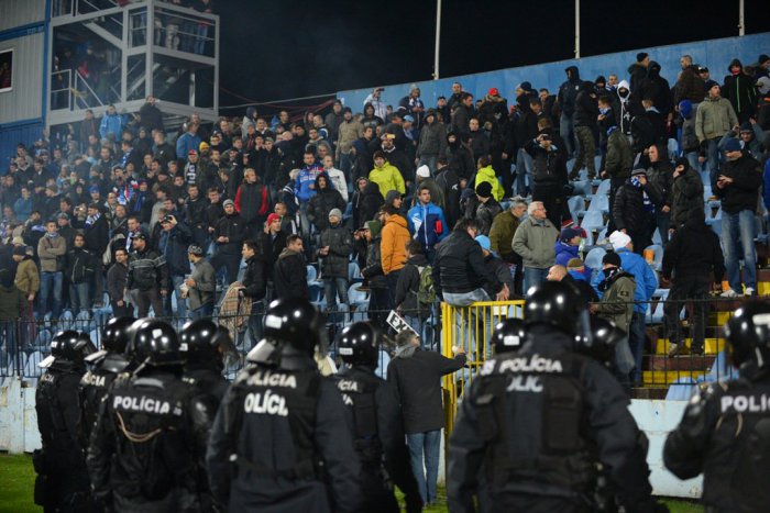 Ilustračný obrázok k článku Incident na žilinskom štadióne: Petra pri vstupe vykázali, po návrate zaútočil na SBS-kára!