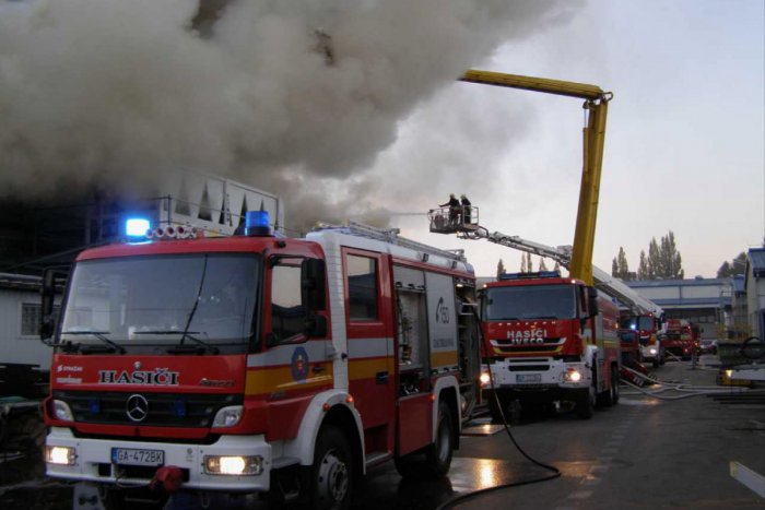 Ilustračný obrázok k článku Bol požiar priemyselnej haly v Senci založený úmyselne?