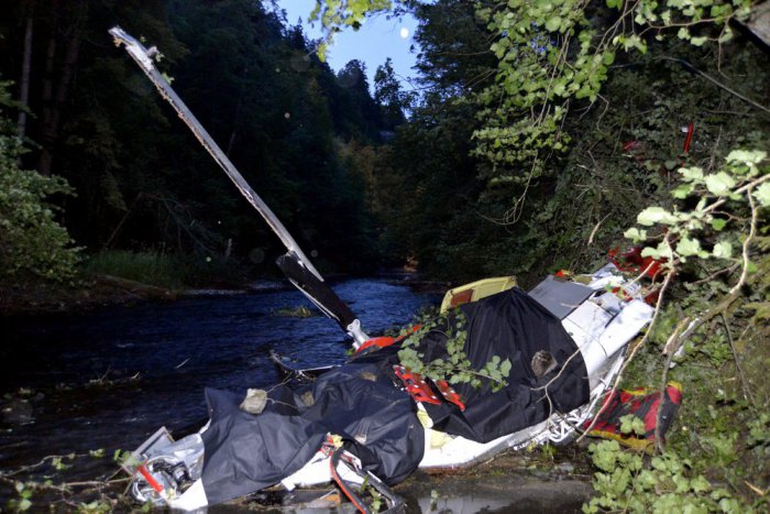 Ilustračný obrázok k článku Smutné zábery z miesta nešťastia: Vrtuľník sa zrútil v polovici lesa, ostali z neho len trosky