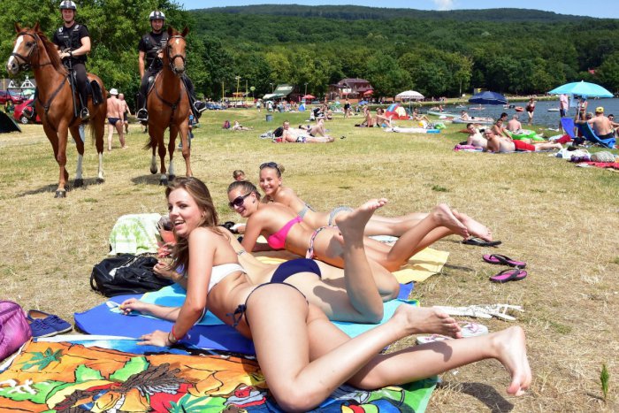 Ilustračný obrázok k článku Letné obrázky z Vinného: Okrem krásnych dievčat pútali pozornosť muži zákona na koňoch!