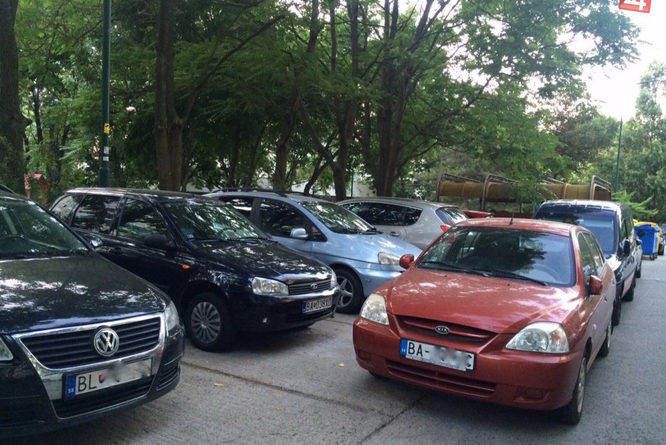 Ilustračný obrázok k článku Osem vecí, prečo sa Petržalka rozhodla pre vlastnú parkovaciu politiku. Čo si od nej sľubuje?