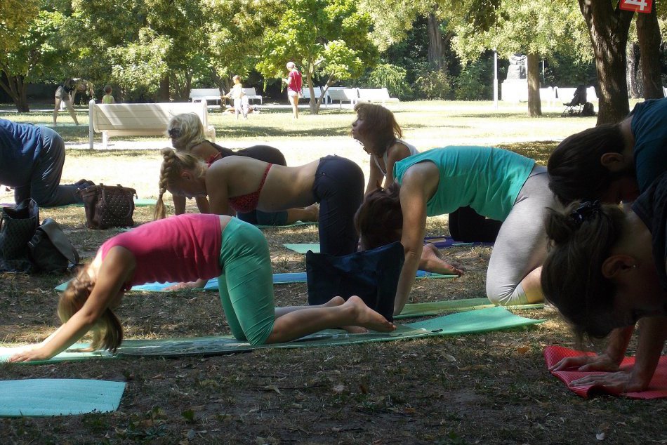 Ilustračný obrázok k článku Bystričania budú hromadne cvičiť jogu. Toto sa chystá v parku pod Pamätníkom SNP