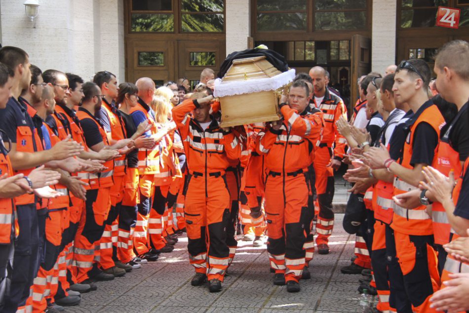 Ilustračný obrázok k článku Dojímavé okamihy počas rozlúčky so záchranármi: Kolegovia niesli rakvy, takáto reakcia sa spustila!