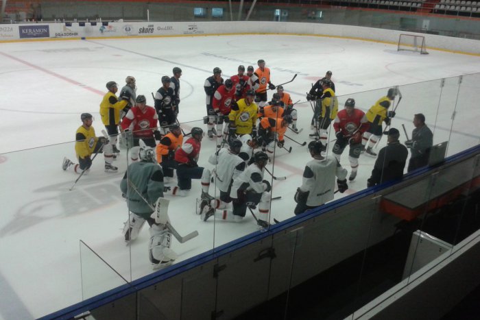 Ilustračný obrázok k článku Košickí hokejisti vyštartovali na ľad: Na korčuliach sa cítili ako začiatočníci, VIDEO