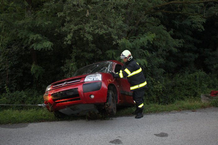 Ilustračný obrázok k článku FOTO, VIDEO: Vozidlo skončilo v potoku, vodiča ratovala záchranka!